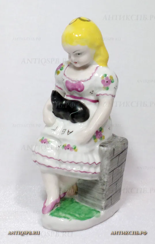 Статуэтка фарфоровая "Девочка с азбукой и кошкой". А. М. Тригуб. Вт. пол. ХХ века. СССР. №20835